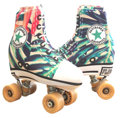 Patins coloridos com padrão digital e rodas amarelas