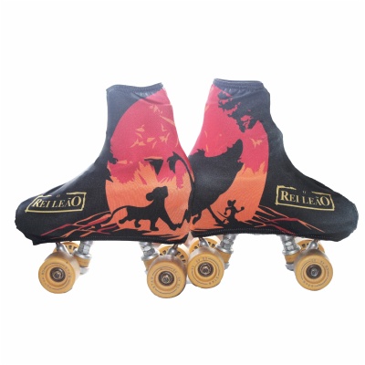 Patins com capa protetora ilustrada do Rei Leão em preto e vermelho