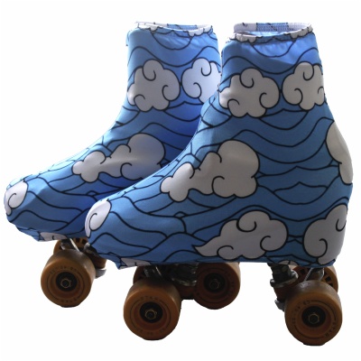 Patins clássicos com capa protetora azul com nuvens brancas