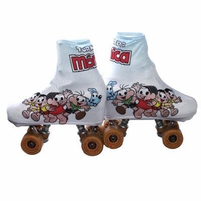 Patins de rodas com capa branca e personagens da Turma da Mônica
