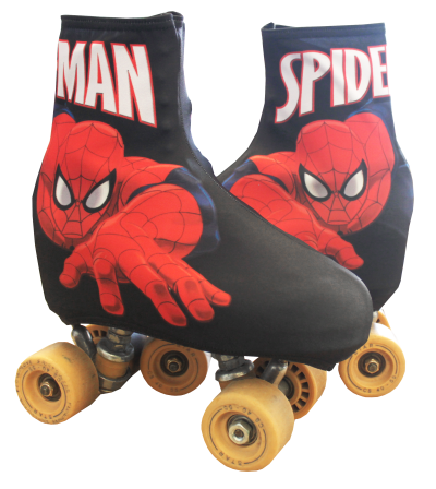 Patins com capas pretas e design de Homem-Aranha em vermelho e branco.