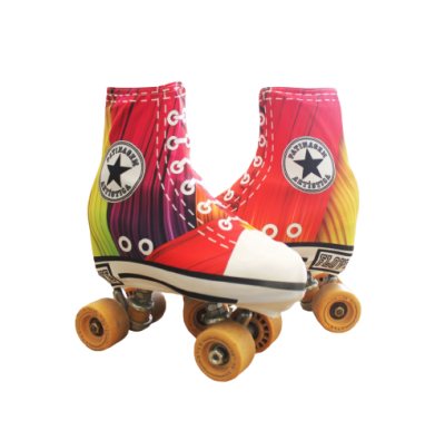 patins em linha coloridos com padrão riscas e rodas castanhas