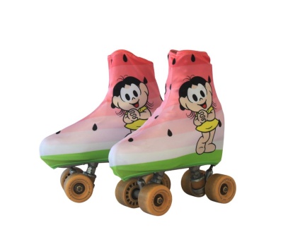 Patins em linha coloridos com capa decorada