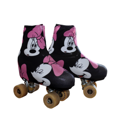 Patins clássicos com estampa da Minnie Mouse em preto, branco e rosa.