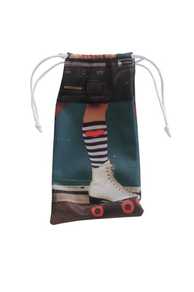 Saco de tecido com estampa de pata com patins, meia às riscas e rádio antigo