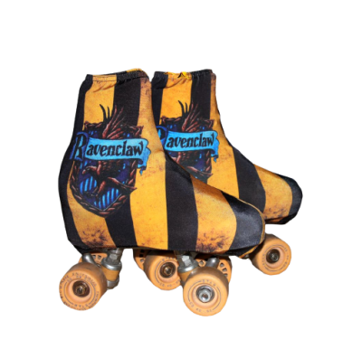 Patins clássicos com capa têxtil preta e amarela e texto Ravenclaw
