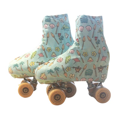 Patins em linha com capa azul clara e padrões tropicais coloridos