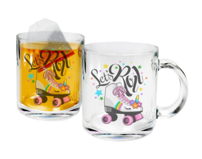 Duas canecas de vidro com ilustração de patim e texto Let's Roll