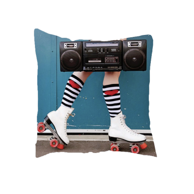 Pessoa com patins brancos e meias às riscas a segurar rádio gravador preto