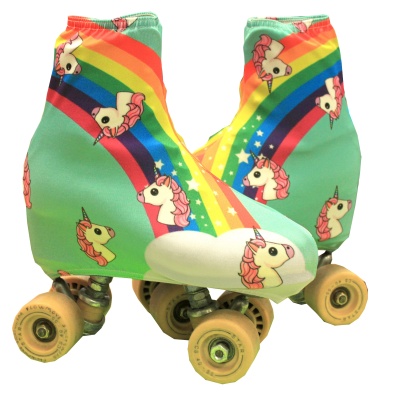 Patins de rodas com capas de tecido verde claro com unicórnios e arco-íris