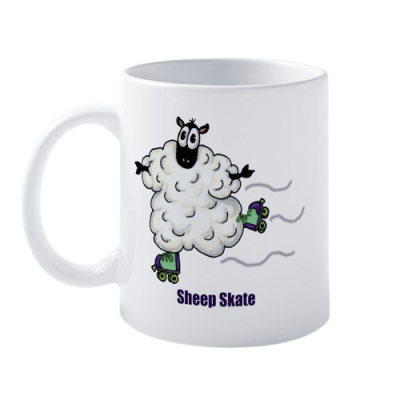 Caneca branca com ilustração de ovelha a andar de patins e texto Sheep Skate