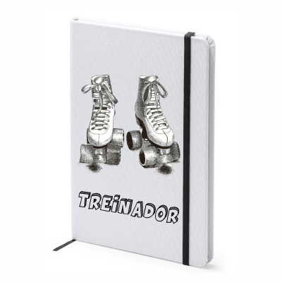 Caderno com capa dura branca, ilustração de patins de rodas e texto TREINADOR