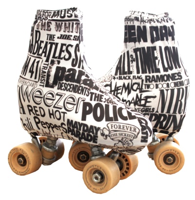 Patins de rodas duplas brancos com estampado preto com nomes de bandas musicais