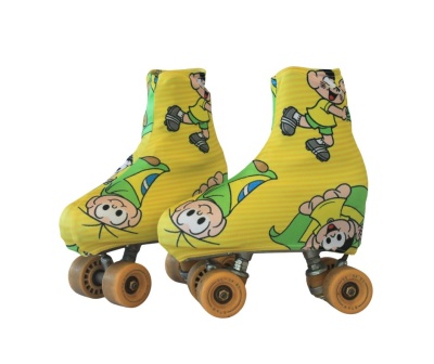 Patins retrô com capa amarela e desenhos animados
