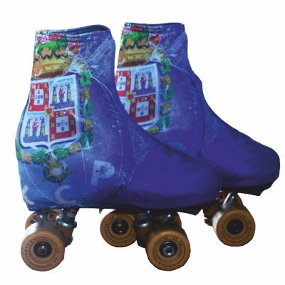 Par de patins de rodas azuis com brasão colorido e rodas castanhas