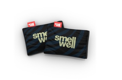 Dois sacos de tecido pretos com padrão azul e etiqueta vermelha com texto branco 'smell well'