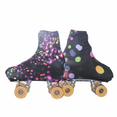 Par de patins com capa preta e bolinhas coloridas