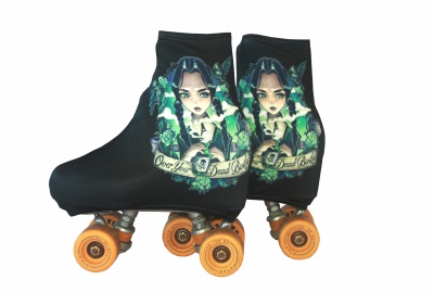 Patins de rodas com capa preta e ilustração colorida de mulher e texto.