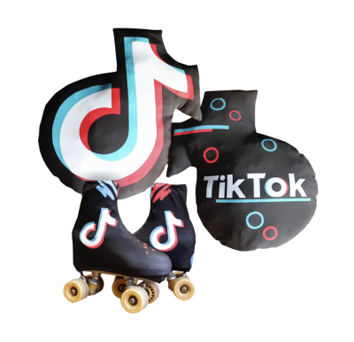 Patins clássicos pretos com logotipo TikTok e balão de fala decorativo