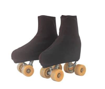 Patins de rodas com capa preta e rodas amarelas
