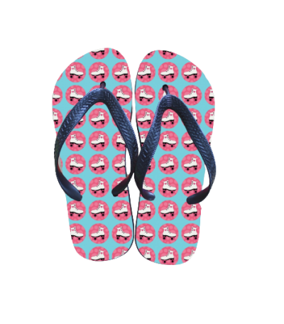 Chinelos com padrão de patins brancos em fundo rosa e azul, tiras pretas.