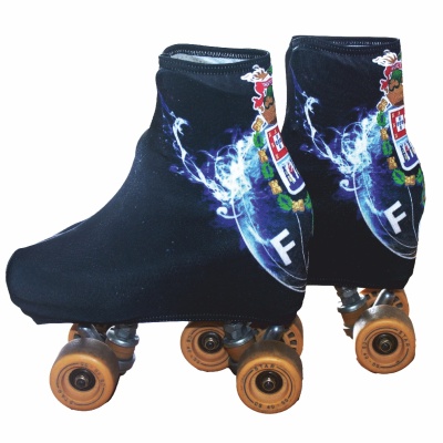 patins clássicos com capa preta e brasão colorido