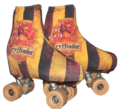 Patins com capas textéis às riscas pretas e amarelas, brasão Gryffindor com leão e texto 'Gryffindor'.