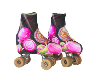 Patins coloridos com padrão de pirulitos em preto e rosa