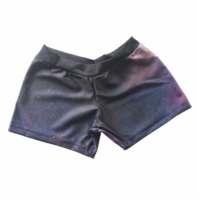 Calções desportivos femininos com padrão em tons roxos e pretos