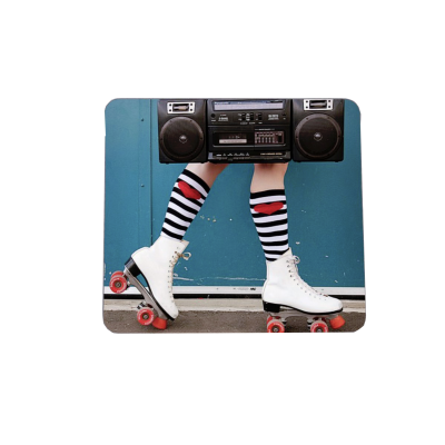 Patins de rodas brancos com rodas vermelhas e rádio preto antigo