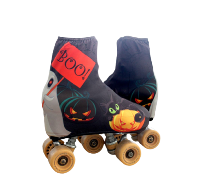 Par de patins de Halloween com capas pretas e design festivo