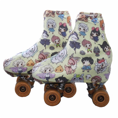 Par de patins quatro rodas com capa têxtil com personagens anime coloridas