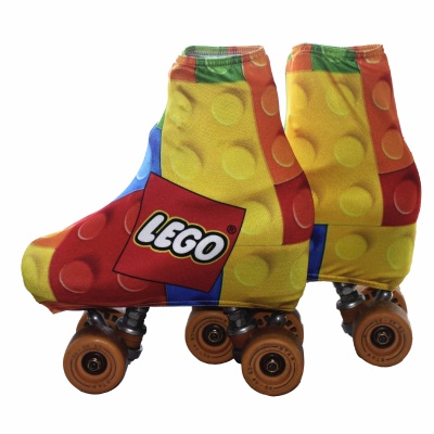 Patins com capa protetora colorida estilo blocos LEGO e logo LEGO