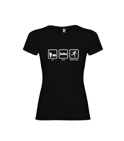 T-shirt preta com ícones e texto branco no peito