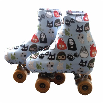 Par de patins com capa estampada e rodas castanhas