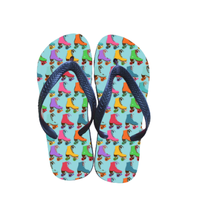 Chinelos com padrão de patins coloridos e tiras pretas