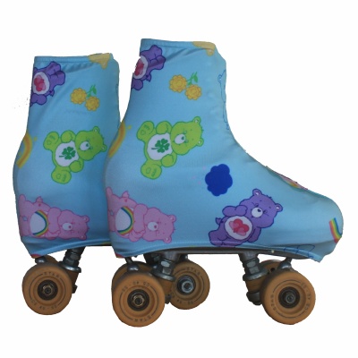 Patins de quatro rodas com capa azul clara estampada com ursinhos coloridos