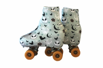 Patins quad com capas elásticas cinzentas decoradas com caveiras, luas e morcegos.