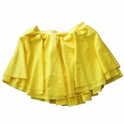 Saia amarela de várias camadas em fundo branco