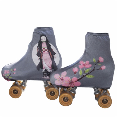 Patins com capas cinzentas decoradas com personagem de anime e flores cor-de-rosa