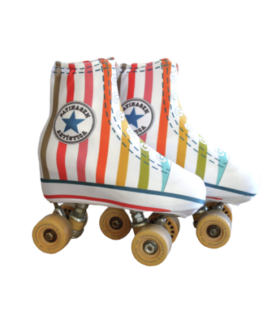 Patins coloridos de quatro rodas com riscas verticais e logo redondo