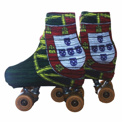 Par de patins com rodas castanhas e tecido colorido com padrão e escudo