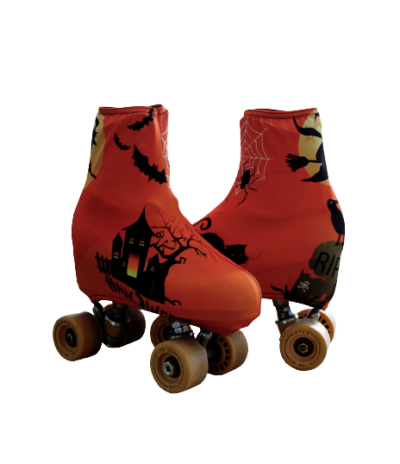 Patins de rodas com capa vermelha temática de Halloween