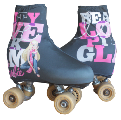 Patins quatro rodas com capa preta decorada com uma boneca loira e textos rosa e branco.