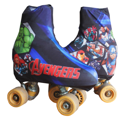 patins de rodas com capa azul e personagens dos Avengers