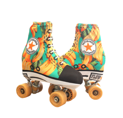 Patins quádruplos com estampa de bananas, sola branca e rodas amarelas