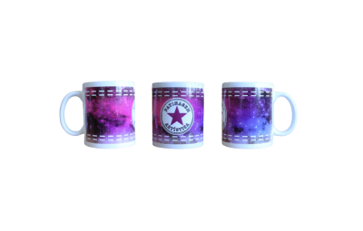 Três canecas coloridas com padrão estrelado e círculo com estrela e texto