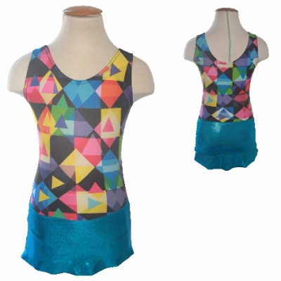 Body colorido com padrão de triângulos e saia azul brilhante em manequim