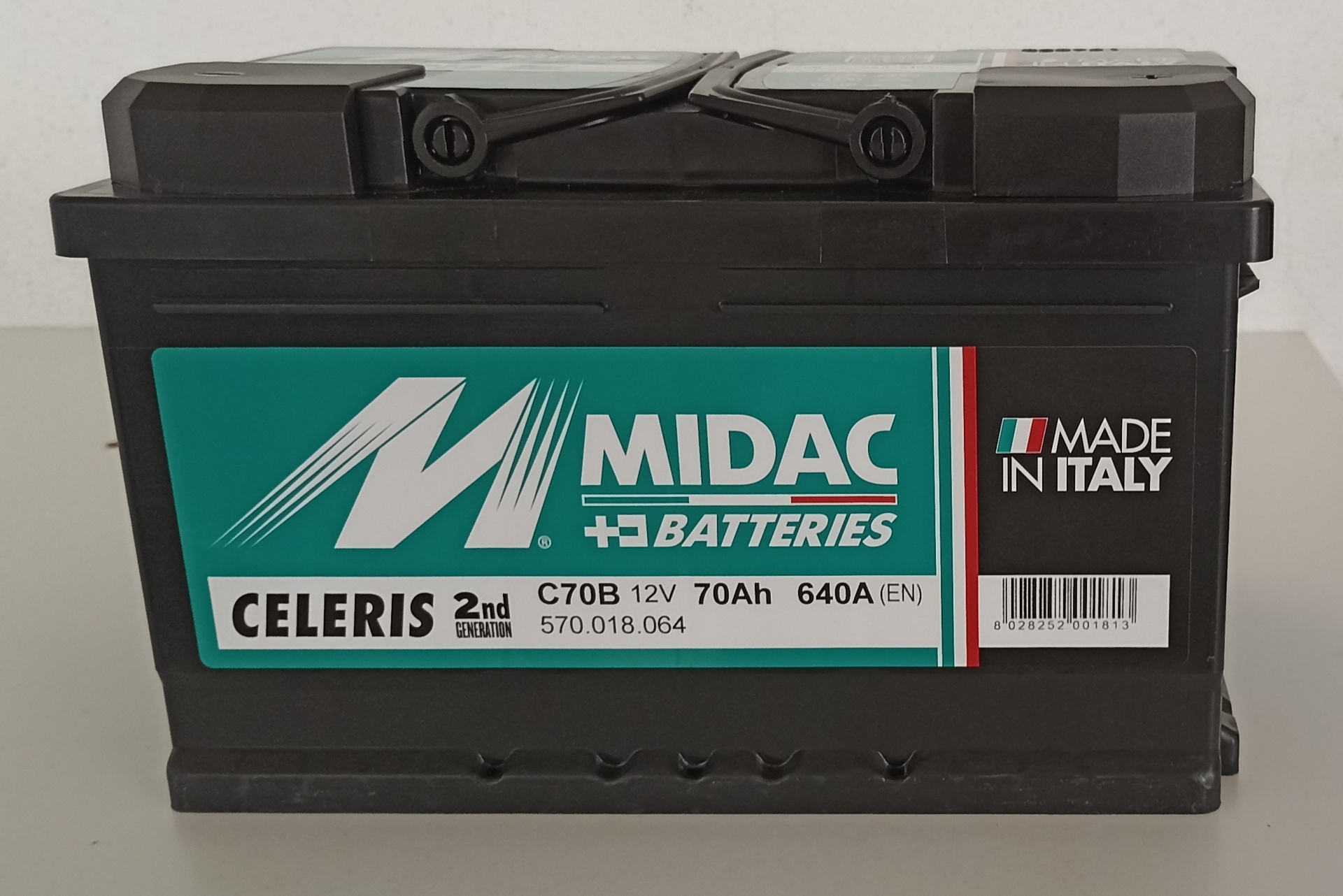 Bateria automóvel MIDAC CELERIS preta com etiqueta verde, branca e vermelha.