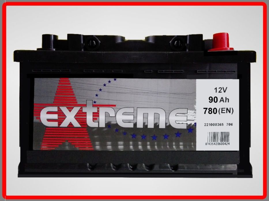 Bateria automóvel preta com etiqueta com detalhes técnicos e terminais vermelho e preto